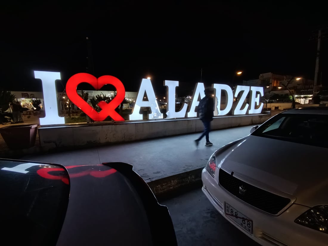 پیتی بارزەکانی پارکی شار لە قەڵادزێ شکێندران