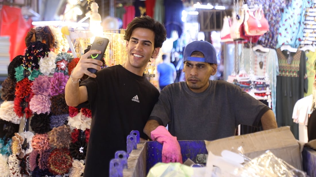 يتواصل بالإشارة ويعادل 5 عمال.. حيدر ينظف سوق الديوانية 4 سنوات بلا راتب (صور)