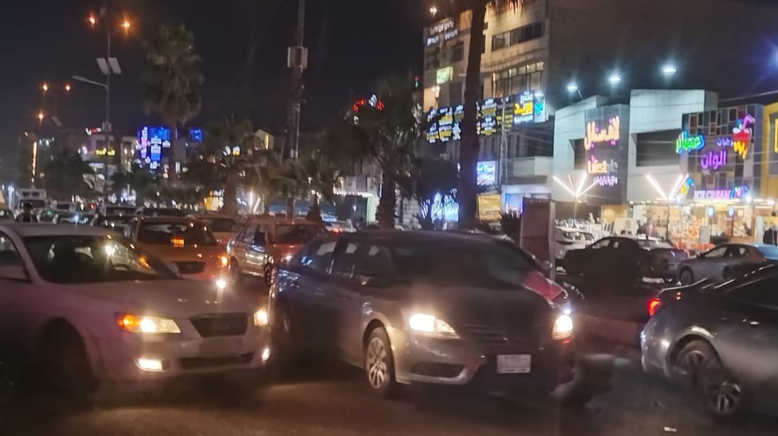 ما الحل لازدحام الشارع التجاري في السيدية.. تقليص الرصيف المبالغ بمساحته؟