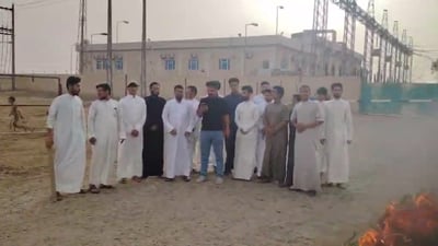 آل عبس يحرقون الإطارات أمام محطة السوير ويطالبون بالعدالة الكهربائية (فيديو)