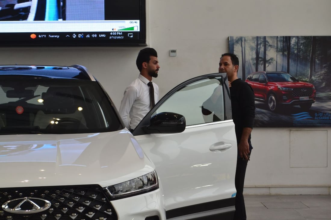 معارض السيارات والشركات منقسمة حول سعر صرف الدولار.. والزبائن في حيرة