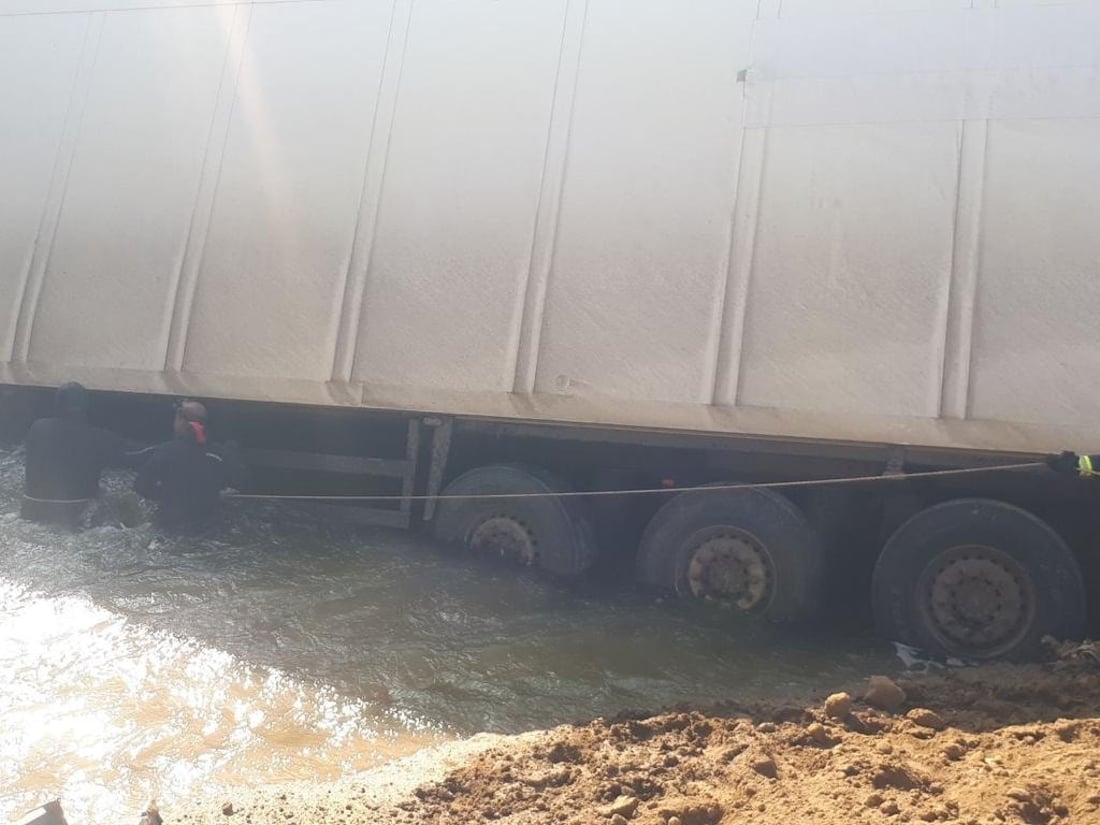 ضباب الناصرية يهوي بشاحنة في “المالح” وانتشال جثة سائقها (صور)