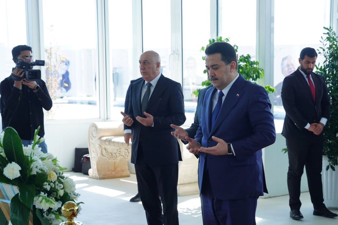 السوداني يزور ضريح الرئيس الراحل جلال طالباني في السليمانية (صور)