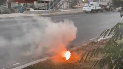 شاهد: قبل قليل.. نار تخرج من الأرض وسط شارع مزدحم في كركوك وتقاوم الإخماد!