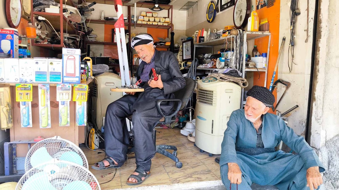 خوێندەواریی نییە و فێری چاککردنەوەی ئامێرە کارەباییەکان بووە 