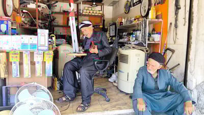 خوێندەواریی نییە و فێری چاککردنەوەی ئامێرە کارەباییەکان بووە 