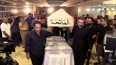 “ذئاب الليل” في “هدوء نسبي”.. تشييع رمزي للراحل العزاوي من باب الرشيد (فيديو)