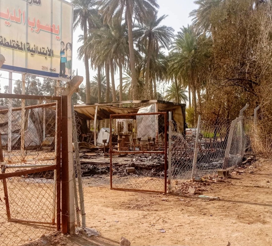 لا دوام اليوم في ابتدائية يعسوب الدين.. الحريق التهم الصفوف الكرفانية (صور)