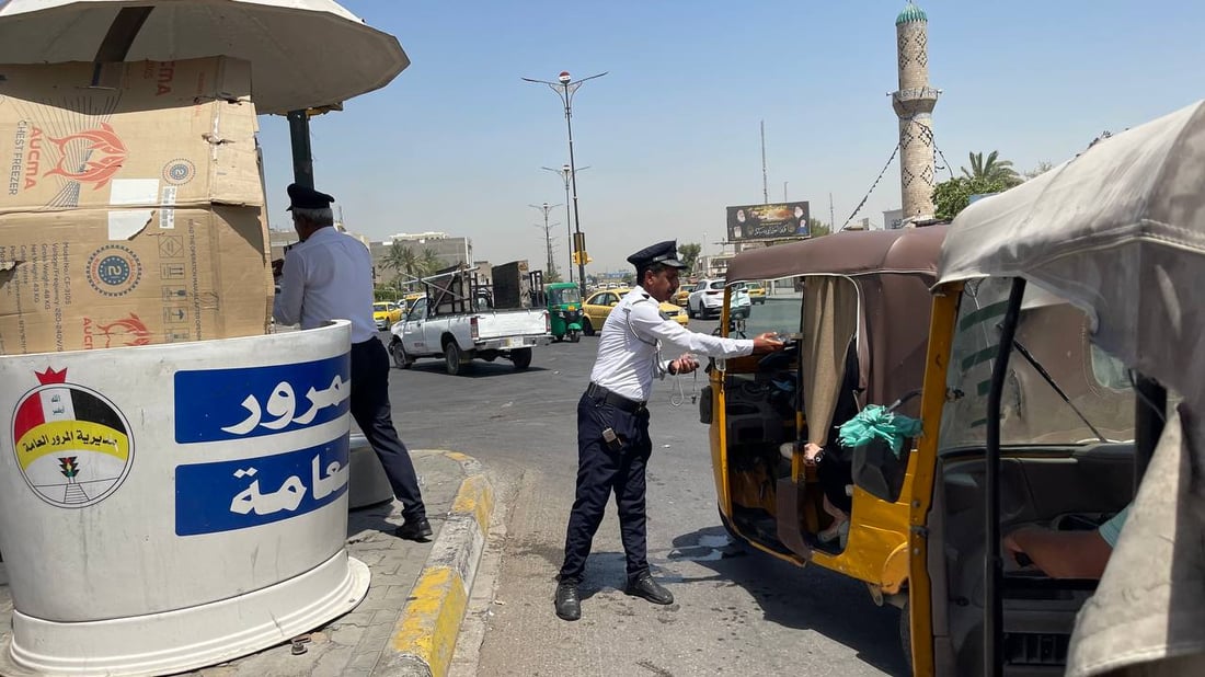 صور من مدينة الصدر: رجال المرور تفرغوا لسقي العطاشى في تقاطع الحمام