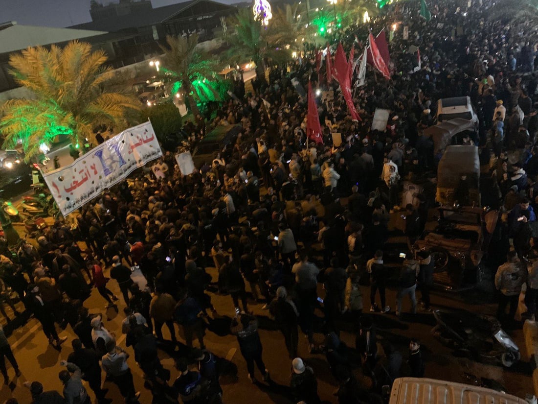 فيديو: حشود كبيرة تملأ ساحة مظفر في مدينة الصدر لمقاطعة للانتخابات