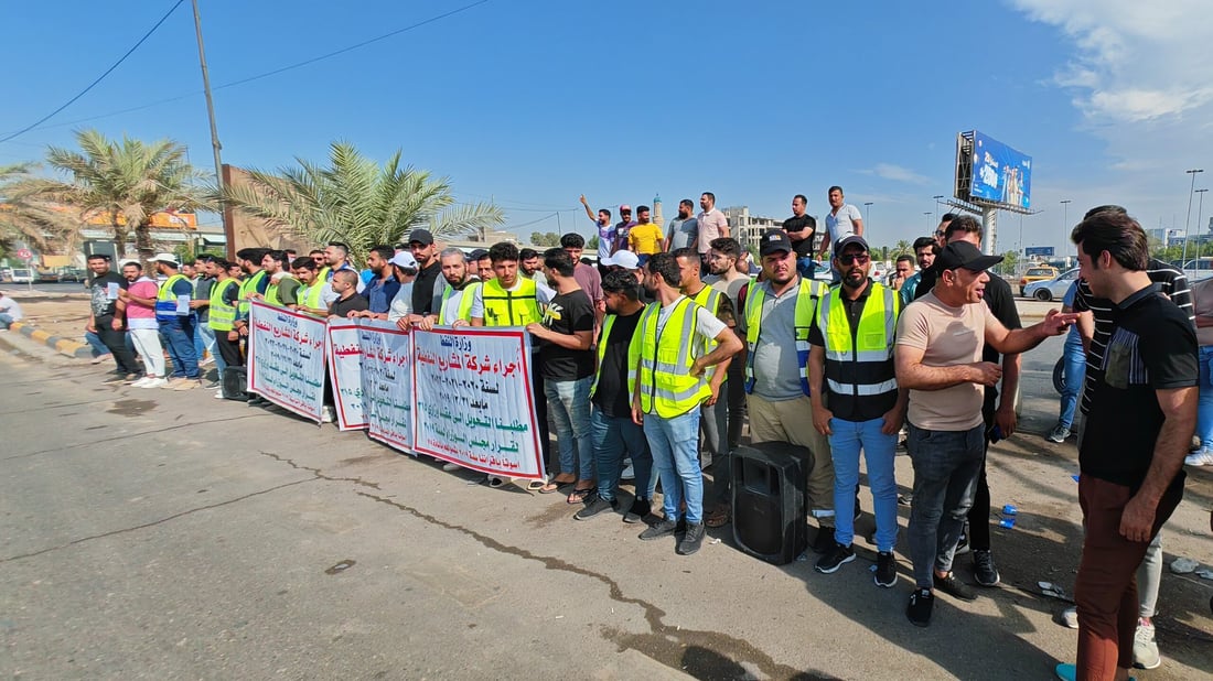 صور: عمال الأجر اليومي يعتصمون أمام النفط.. إنهاء خدمات 1400 بدل توظيفهم بعقود