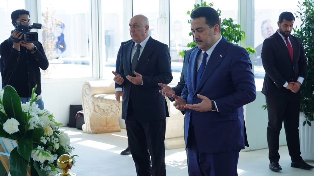 السوداني يزور ضريح الرئيس الراحل جلال طالباني في السليمانية (صور)