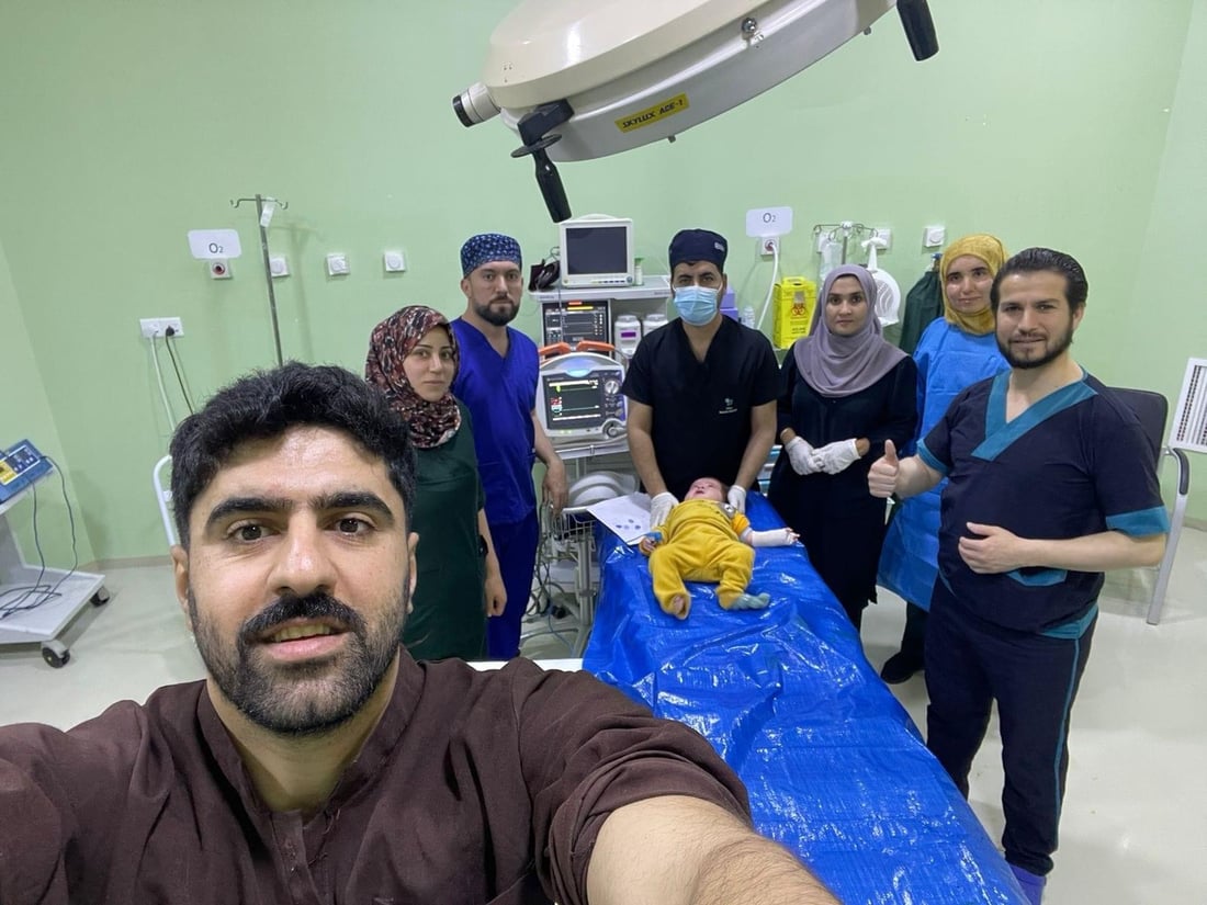 بە نەشتەرگەری کانولایەکی شکاو لە دەستی منداڵێکدا دەردەهێنن