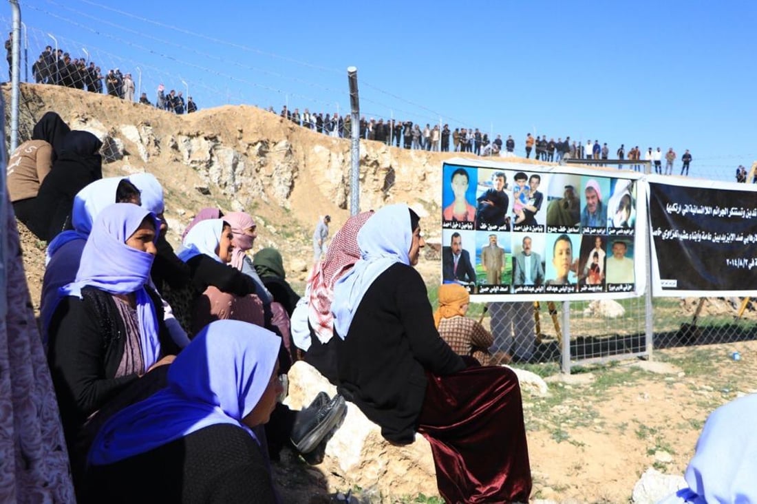 صور: شهادات مروعة من الناجين الإيزيديين خلال فتح مقبرة “زليلة” الجماعية في سنجار