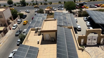 مدير عراقي يوفر 1200 أمبير للدائرة وينصب ألواح الشمس في الكراج.. تجربة من كركوك