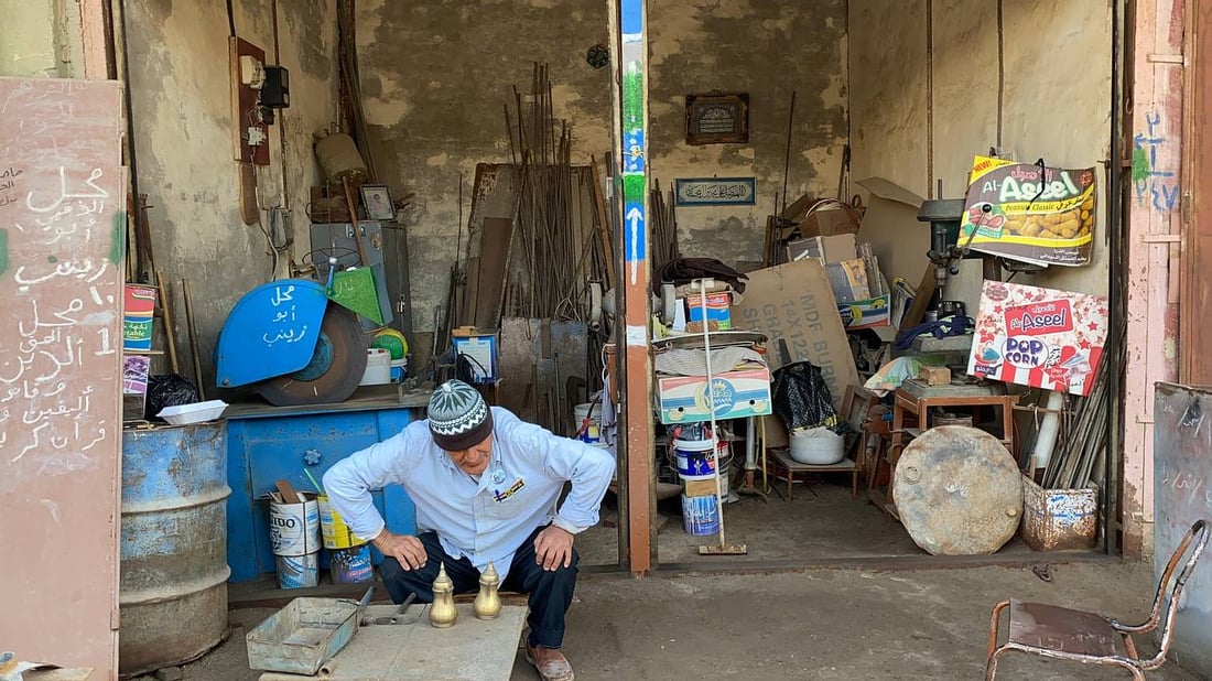 صور: “دكان جعفر” آخر محل ينتج الدلال في سوق الصفافير بالناصرية