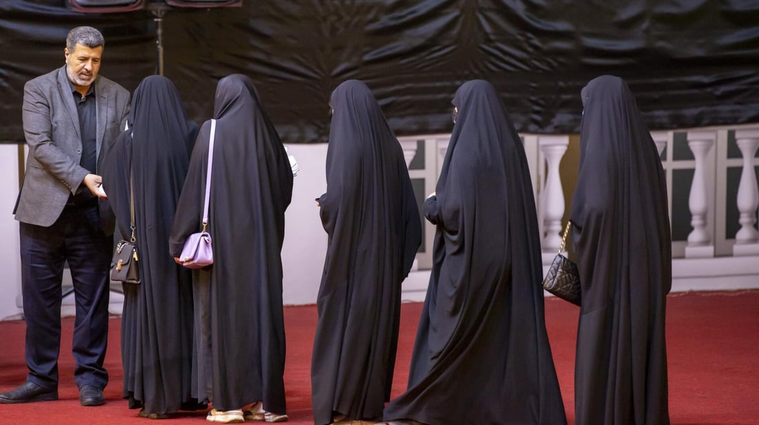 بغداد تقر “العباءة الزينبية” زياً رسمياً للنساء في العاصمة