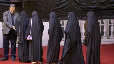 بغداد تقر “العباءة الزينبية” زياً رسمياً للنساء في العاصمة