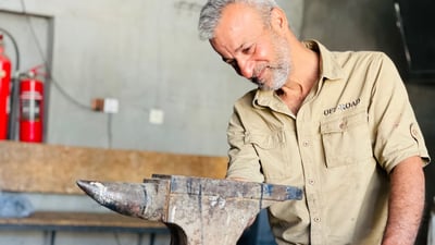 سندان؛ پیشە و هێماى هێز