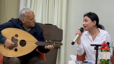 فيديو: مطربة كردية من خانقين تغني بالعربي والياباني وثلاث لغات أخرى