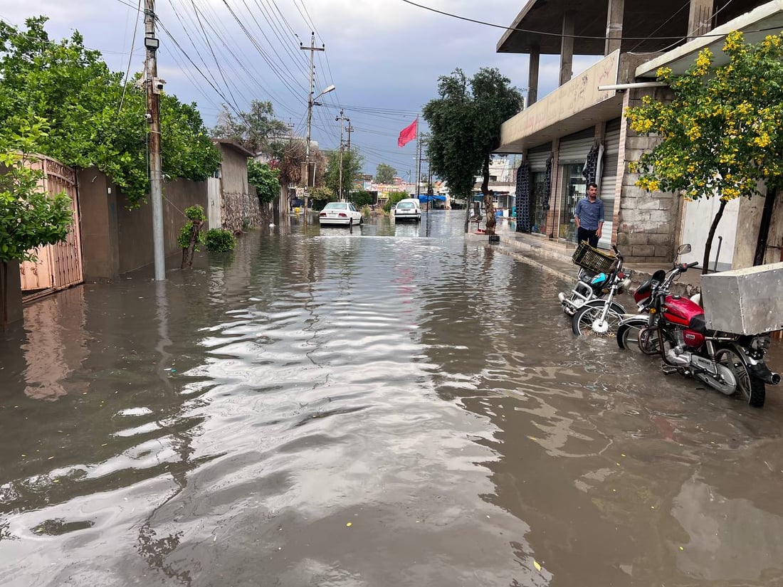 صور من داقوق الآن: الأمطار أغرقت السيارات واجتاحت المنازل وأسقطت أعمدة الكهرباء