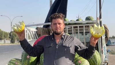 میوە بە شێوەیەکی هونەری لەت دەکات و سەرنجی خەڵکی راکێشاوە