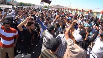 فيديو: متظاهرو البصرة يحتشدون أمام المحافظة للمطالبة بالسلم.. رواتبنا لا تكفي