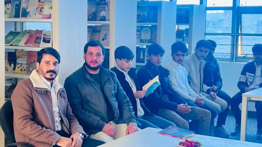 خطوة نحو جيل قارئ.. مدرس ينشئ أول مكتبة مدرسية في البعاج