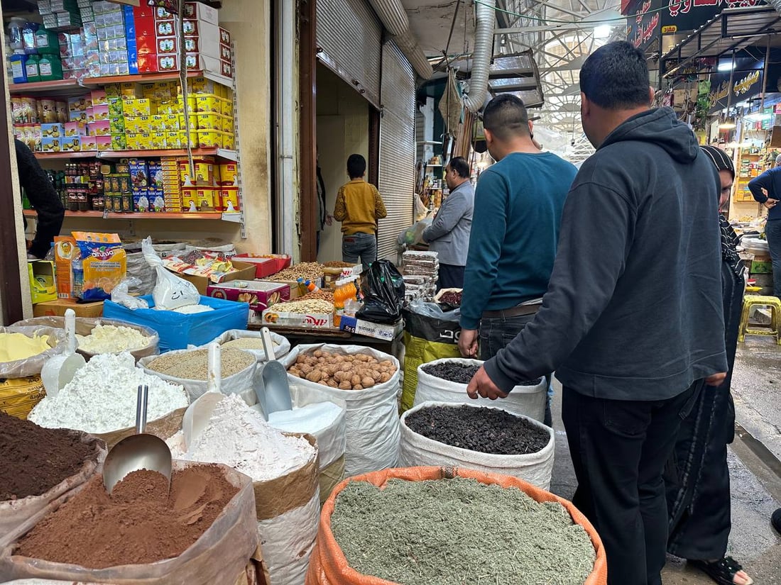 صور من سوق عطاري الموصل: جمعة شعبان الأخيرة الأكثر إقبالاً على شراء التوابل