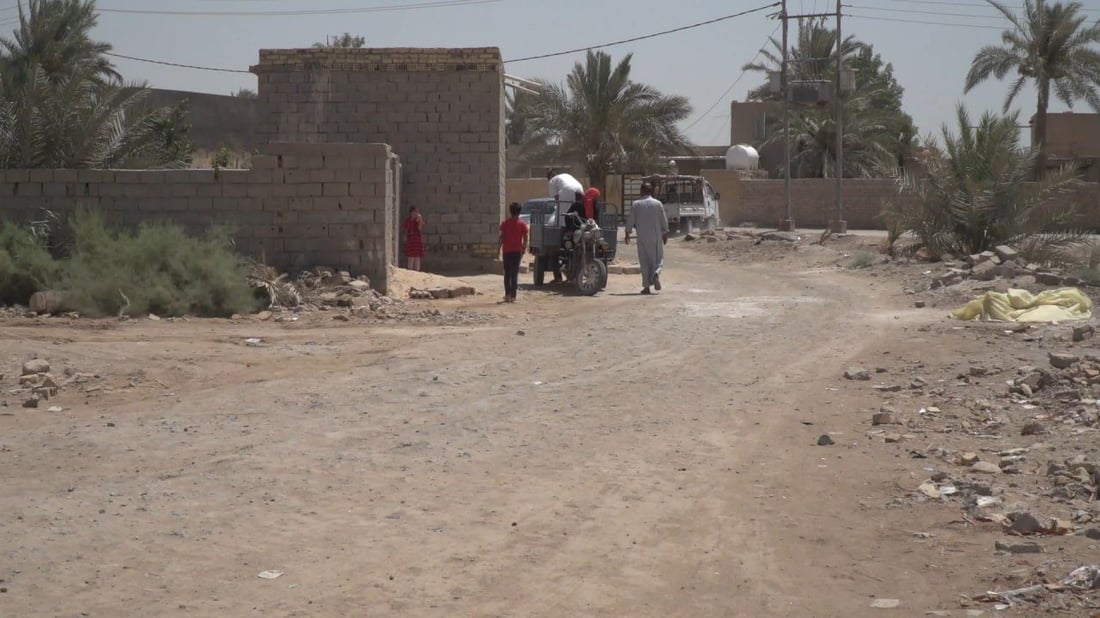 صور: سيدات بابل ينقلن الماء بـ”الجليكانات” منذ أسبوعين.. والكهرباء تعد بخط طوارئ