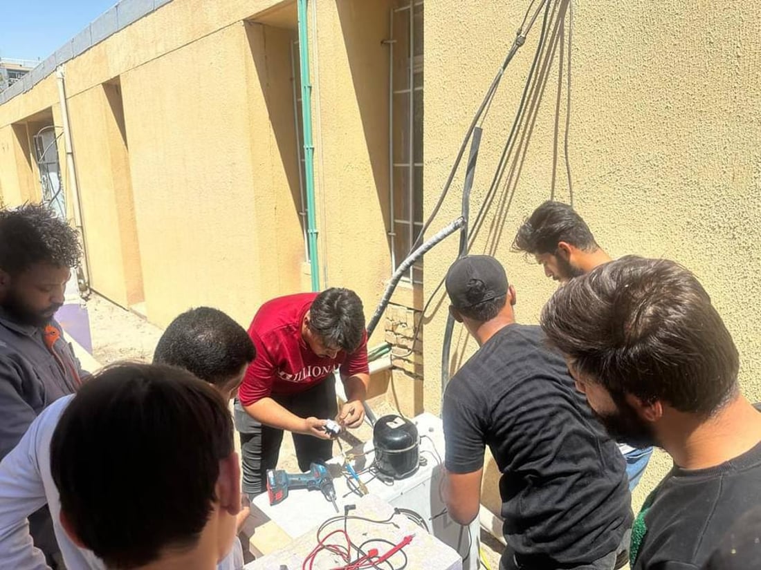 صور: 15 شاباً يتعلمون تركيب وصيانة السبالت في ورش الحكومة