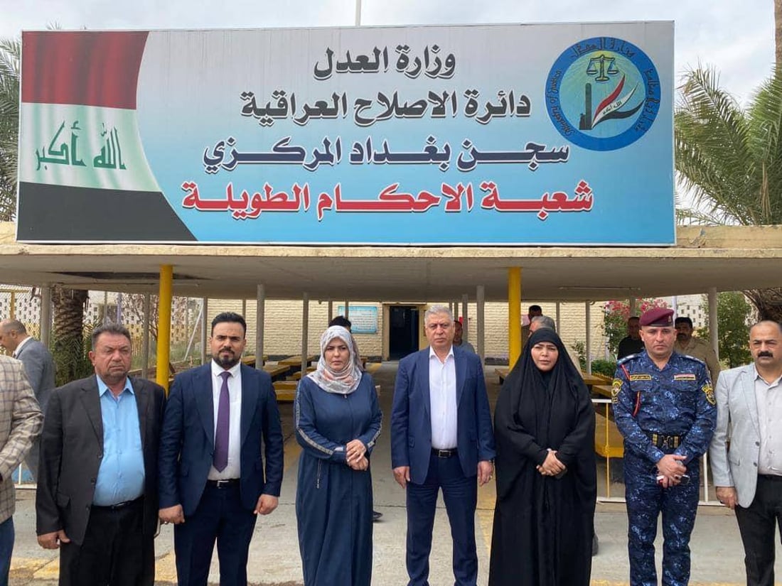 صور: أرشد الصالحي مع نائبتين يتحققون من وزن الصمونة في سجن بغداد المركزي