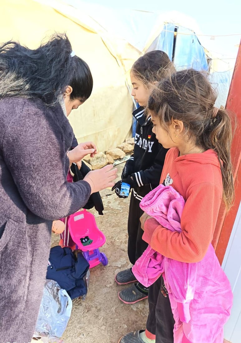 ژنە خۆبەخشێکی ئێزدی دیاری و هاوکاری گەیاندە منداڵە ئاوارەکانی کەمپی سەر چیای شنگال