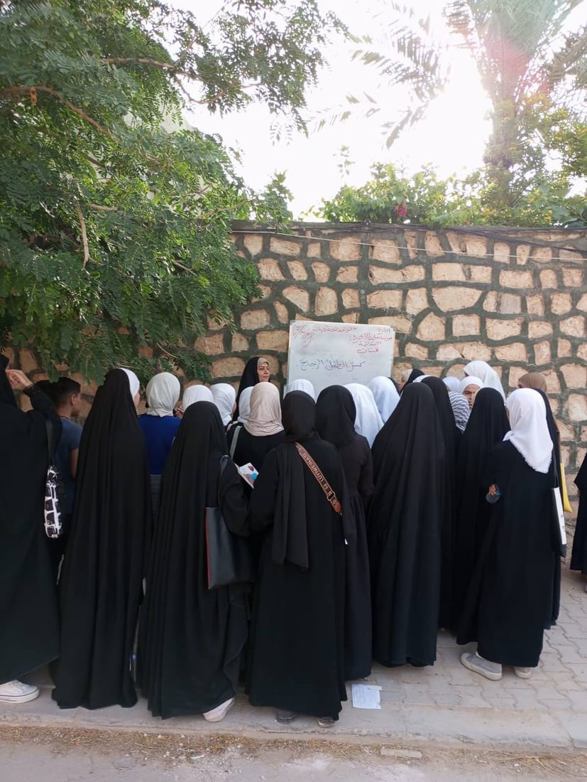 صور مؤثرة: معلمة تراجع لطالبات السادس على باب قاعة الامتحان حتى آخر لحظة