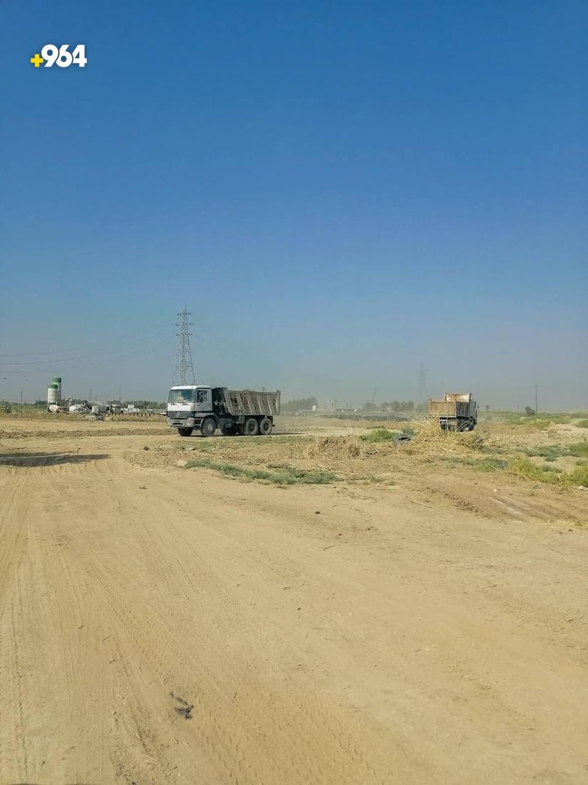 صور: العتبة الحسينية تدفن نهراً بين الغراف والدجيلي لبناء مسابح وملاعب في الكوت