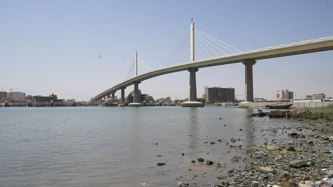 صور: سجال في البصرة بين البيئة والمجاري بعد رصد 700 نشاط ملوث بشط العرب