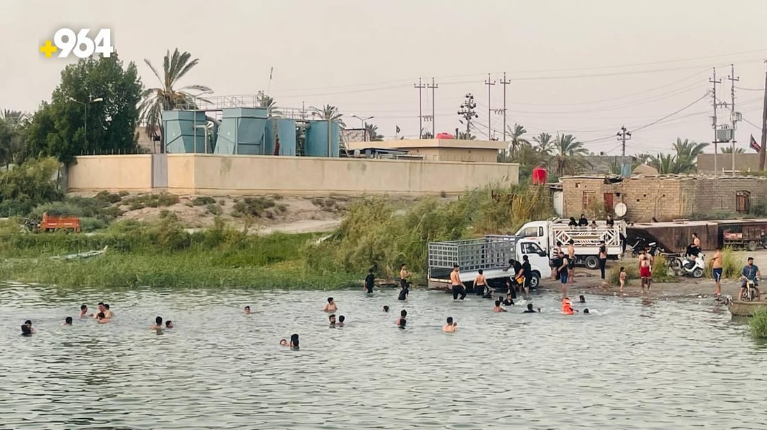 شباب البصرة يختمون عاشوراء بالعوم في الفرات.. والقفز بهلواني من أعلى الجسر (صور)