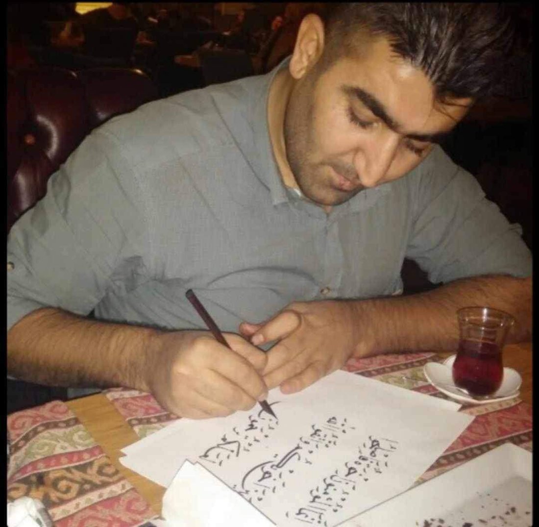صور: الإمارات تختار شاباً من السليمانية كأفضل خطاط.. برع في “النسخ”