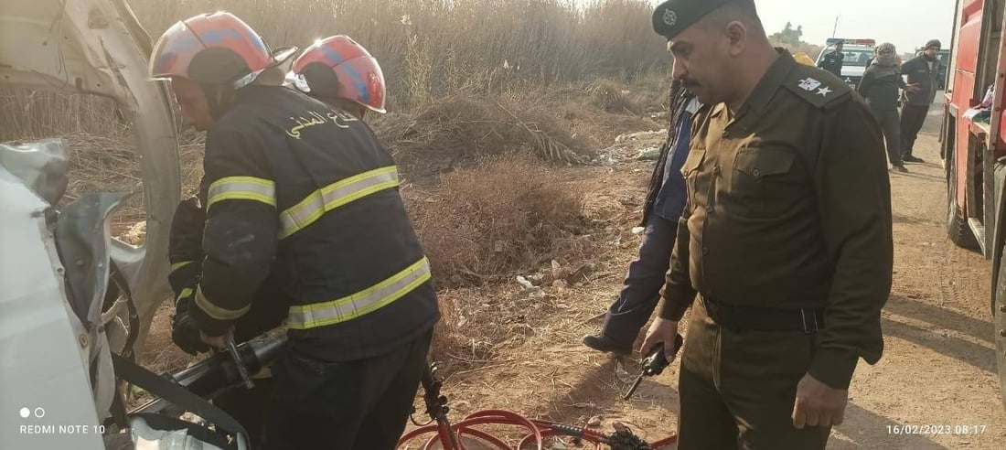 صور: الدفاع المدني ينتشل 3 جثث بعد انقلاب “باص” في بابل
