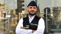 أشهر بائع زنود في المتنبي يفتح محله في مكان آخر.. 