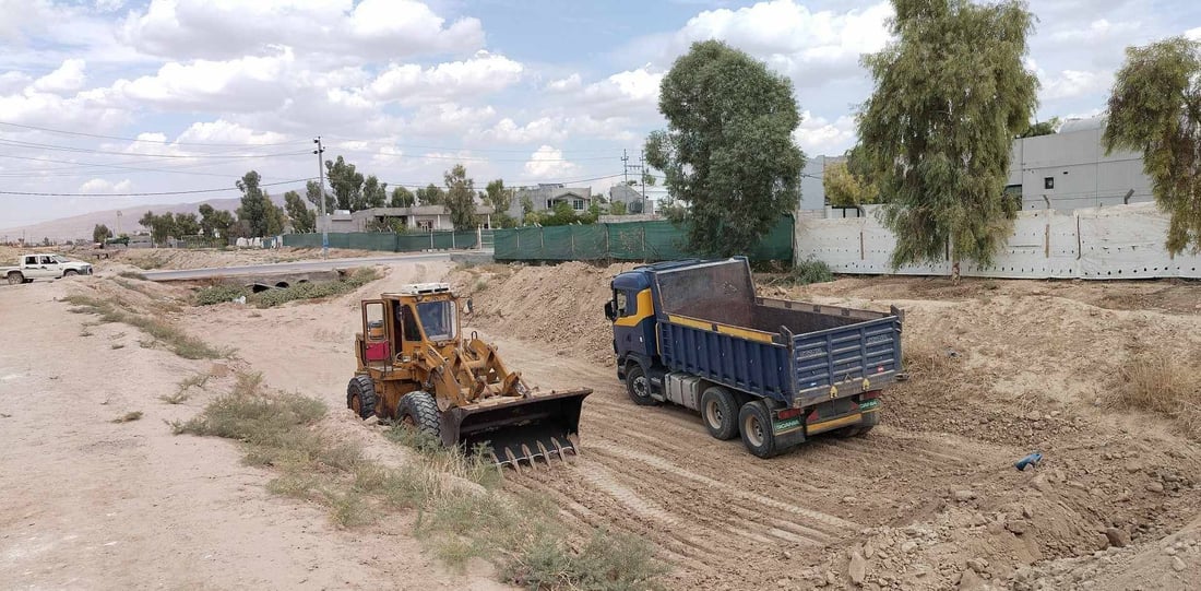 مەخمور بە خاوێنكردنەوەی “سەددە”كەی خۆی لە لافاو دەپارێزێت
