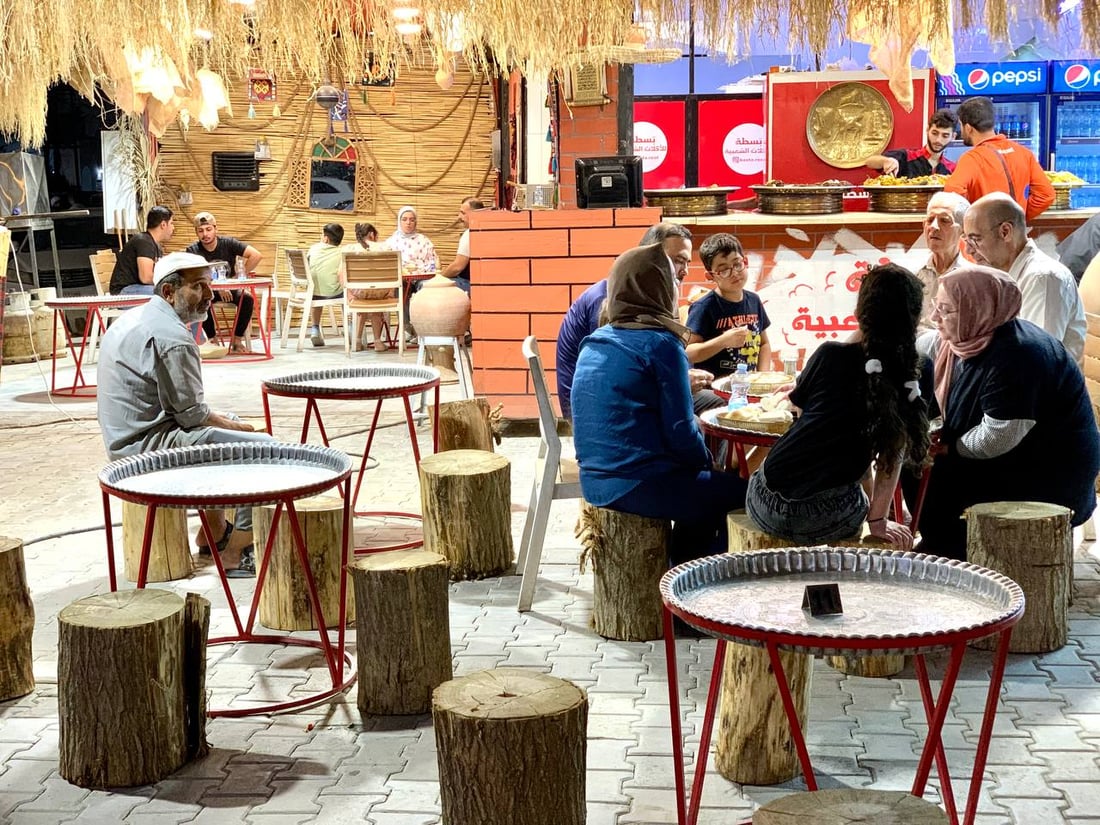 مطعم “بسطة” في حي الجامعة يقدم “كباب طاوة” ويسقيك اللبن من “الحِب” 24 ساعة