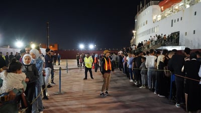 طوابير البصريين تصطف أمام “لوغاس هوب”.. معرض الكتاب يرسو في شط العرب (فيديو)