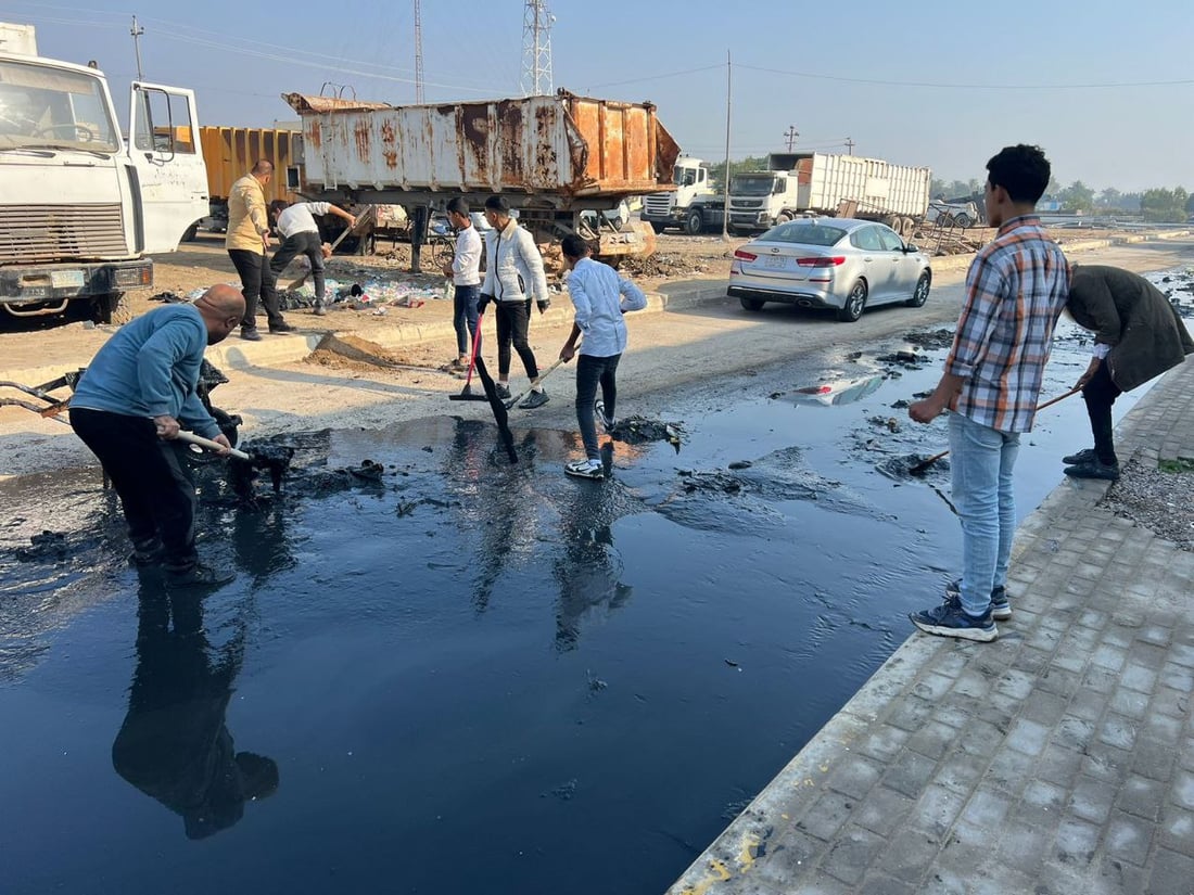 بابل: طلبة المدحتية سئموا الجدل بين البلدية والمجاري ونظفوا مدخل المدرسة (صور)