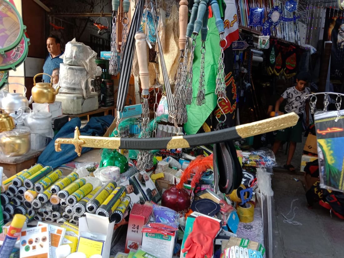 صور: سوق بغداد الجديدة يدخل موسم الأحزان بالرايات السود.. كل الأحجام بأسعار مناسبة