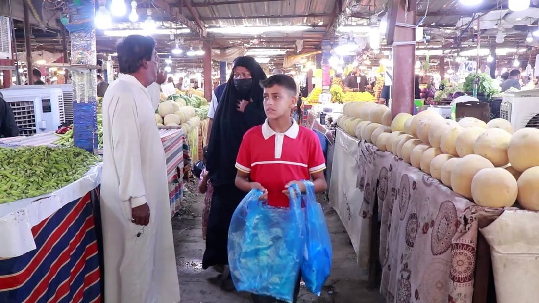 أطفال الكوت “يقطّعون السمك” ويدفعون العربات مع حلول العطلة الصيفية.. شهادات محزنة