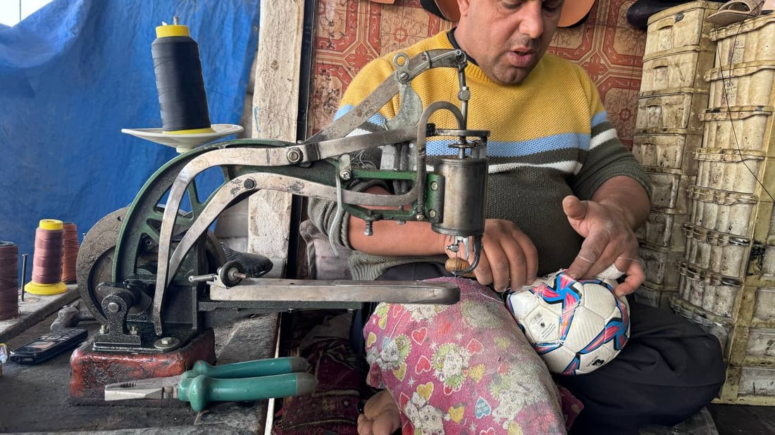 سكافي المشخاب قرب جسر السوارية: لا يصلح فقط بل يصنع.. ويقبل بالفاتحة لروح أخيه