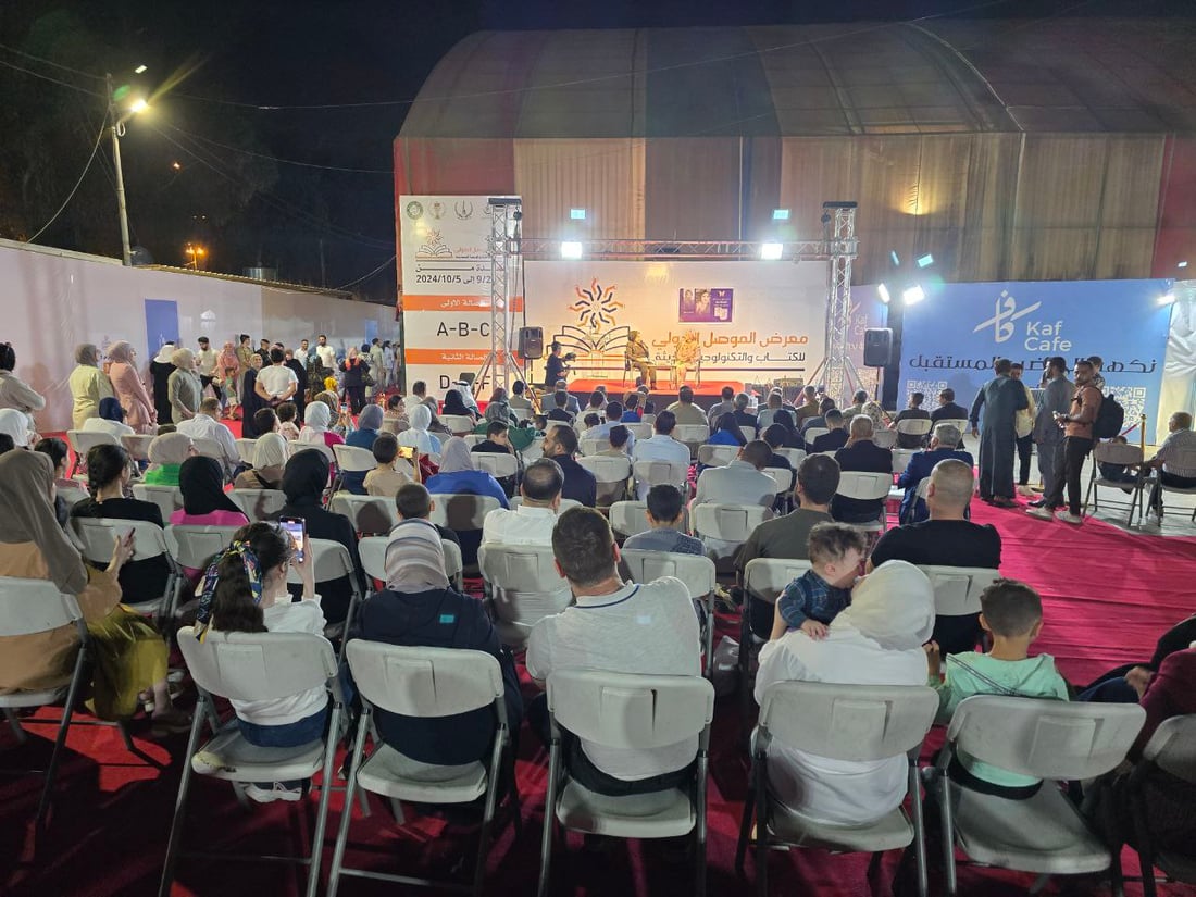 صور: أهل الموصل احتشدوا حول ليلى المولى خلال توقيع كتاب “فلسفة حرة”