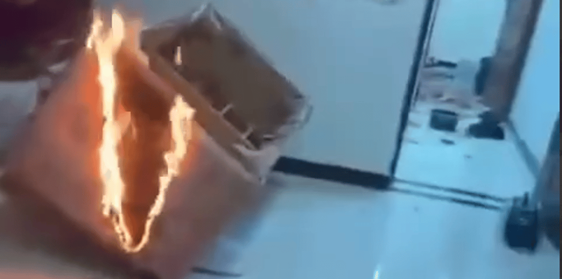 شاب يقدم على حرق منزل والدته بعد خلاف عائلي