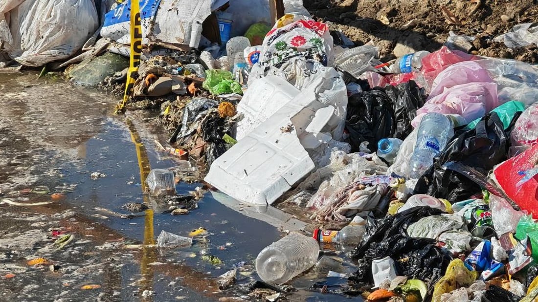 مشكلة أمام جامع فاطمة الكلابية في الحبيبية.. البلدية تعتذر عن دخول الشوارع الضيقة